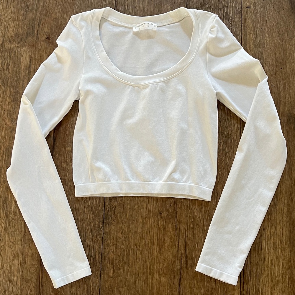 Altar’d State like new white long sleeve crop top size S/M